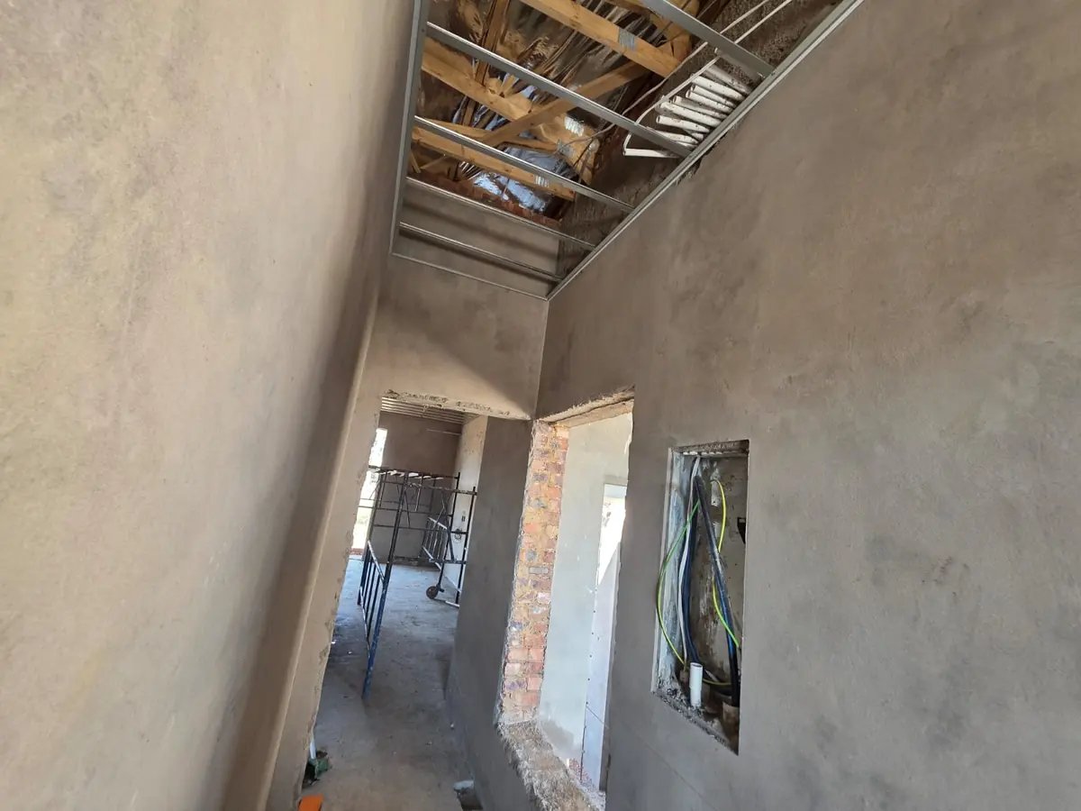Passage in a new build showing electrical rough-in points and the DB recess