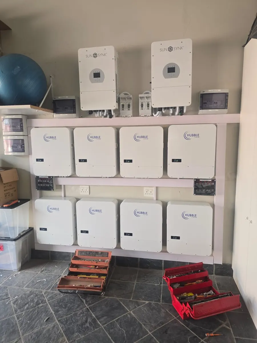 Solar hybrid inverter and lithium battery installation